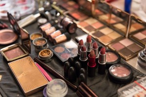 backstage-fashion-makeup-use