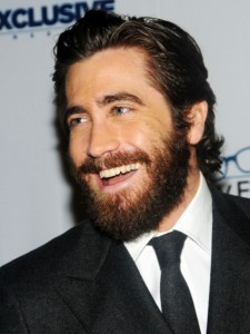 jake-gyllenhaal-beard-style-for-round-faces