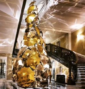 Claridge’s Hotel’in Yılbaşı Ağacı Burberry’e Emanet